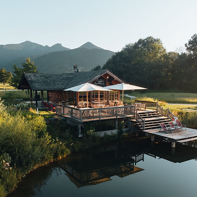 Der Golfplatz mit Seehütte.