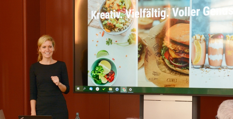 Katleen Haefele von ProVeg zeigte in ihrem Vortrag auf, welche Chancen pflanzliche Alternativen der Gemeinschaftsverpflegung und Gastronomie bieten.