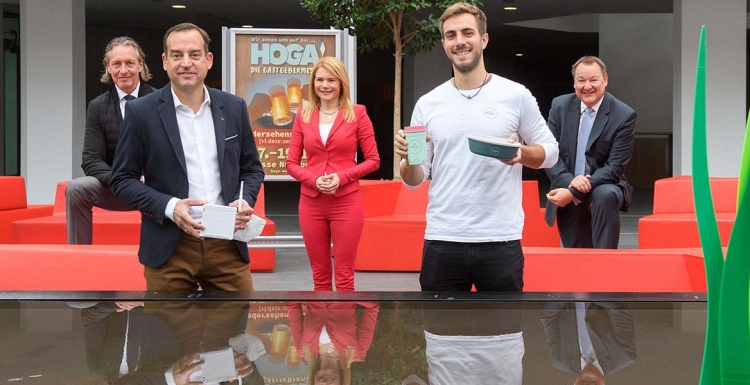 Im Vordergrund v.l.: Andreas Will (baeren.io) und Johannes Stiegeler (ReCup/ReBowl), Gewinner des HOGA-Start-up-Wettbewerbs. Im Hintergrund die Jurymitglieder: Thomas Förster, Silke Popp und Frank-Ulrich John. Foto: AFAG Messen und Ausstellungen GmbH