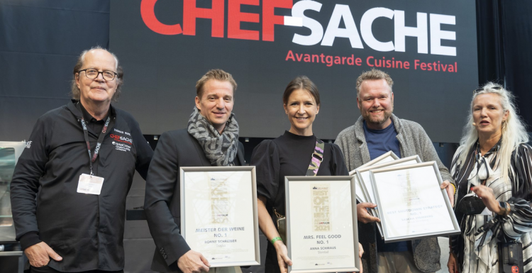 Die Verleihung der Best-of-the-Best Awards auf der CHEF-SACHE 2021 (v.l.): Thomas Ruhl (Port Culinaire), Ronny Schreiber, Anna Schmaus, Sascha Stemberg und Nicole Grün (Moderation). Foto: CHEF-SACHE