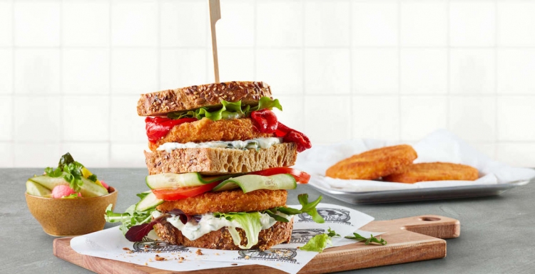 „The Vegetarian Butcher“ bringt einen neuen „Crispy NoChicken Burger“ in die Gastroküchen.