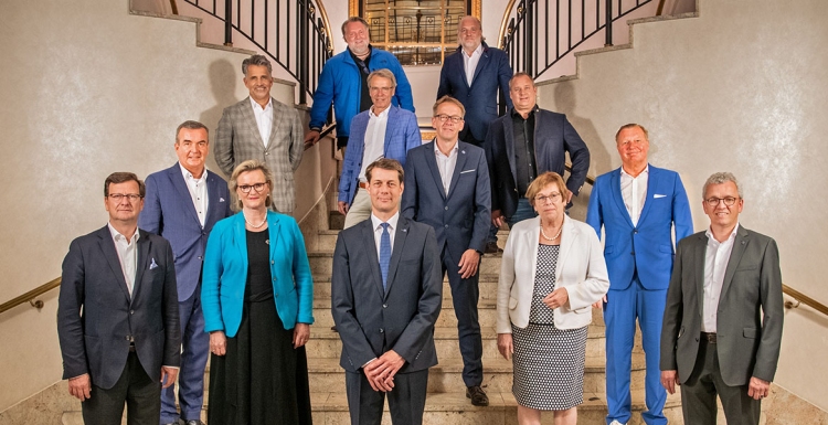 Das DEHOGA-Präsidium auf einen Blick: Guido Zöllick (3.v.l.), Gerald Kink, Angela Inselkammer, Dr. Monika Gommolla, Detlef Pauls (1. Reihe v.l.), Fritz Engelhardt, Detlef Schröder, Dieter Wäschle (2. Reihe v.l.), Otto Lindner, Stephan von Bülow, Knut Walsleben (3. Reihe v.l.) sowie Marco Nussbaum und Haakon Herbst (4. Reihe v.l.). Foto: DEHOGA/Svea Pietschmann