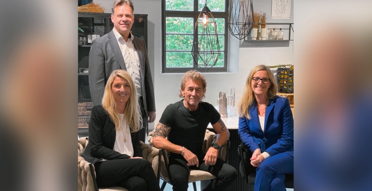 Peter Maffay mit der Inhaberfamilie Thomas Fischer, Katrin Fischer-Gehring und Julia Hennemann (v.l.n.r.). Foto: Gutmann Factory