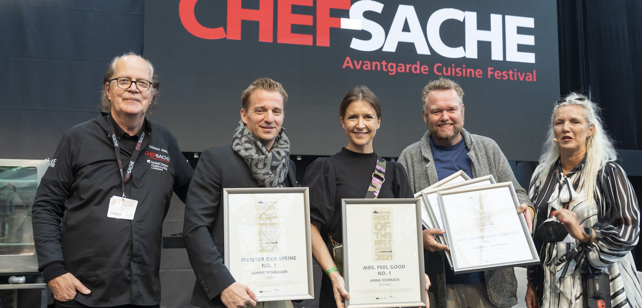 Die Verleihung der Best-of-the-Best Awards auf der CHEF-SACHE 2021 (v.l.): Thomas Ruhl (Port Culinaire), Ronny Schreiber, Anna Schmaus, Sascha Stemberg und Nicole Grün (Moderation). Foto: CHEF-SACHE