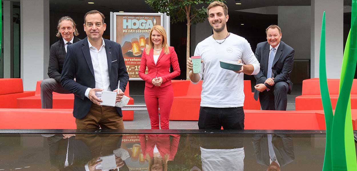 Im Vordergrund v.l.: Andreas Will (baeren.io) und Johannes Stiegeler (ReCup/ReBowl), Gewinner des HOGA-Start-up-Wettbewerbs. Im Hintergrund die Jurymitglieder: Thomas Förster, Silke Popp und Frank-Ulrich John. Foto: AFAG Messen und Ausstellungen GmbH